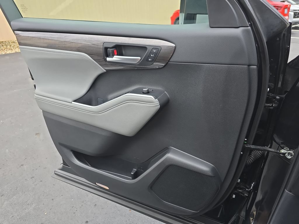 Certified 2025 Toyota Highlander Limited AWD/4WD image 32
