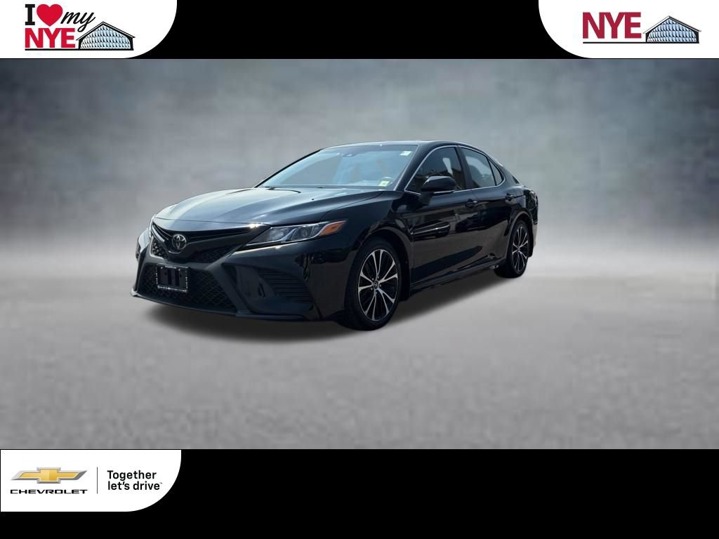 Used 2018 Toyota Camry SE w/ Moonroof Package FWD image 1