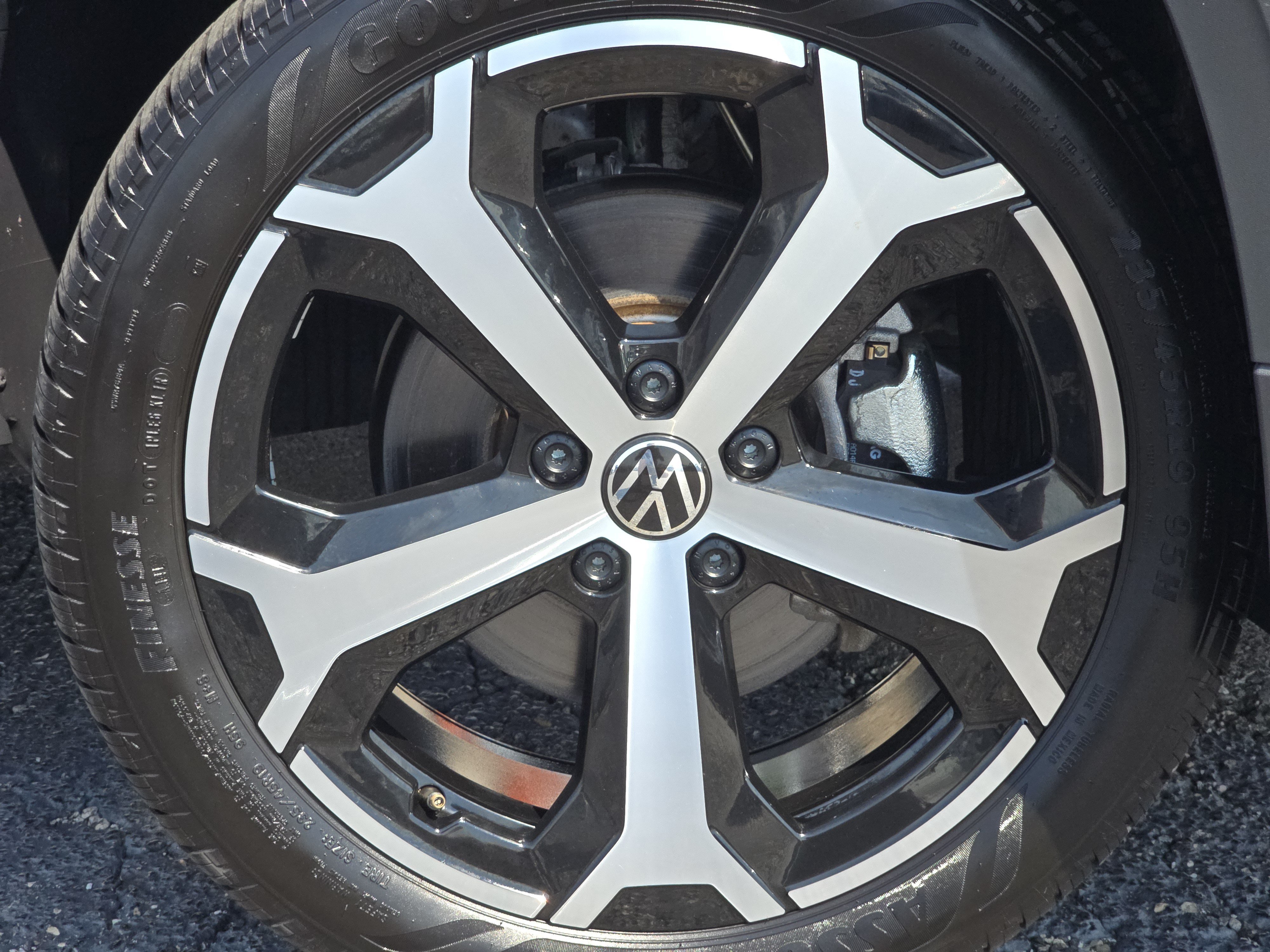 Certified 2025 Volkswagen Taos SEL AWD/4WD image 16