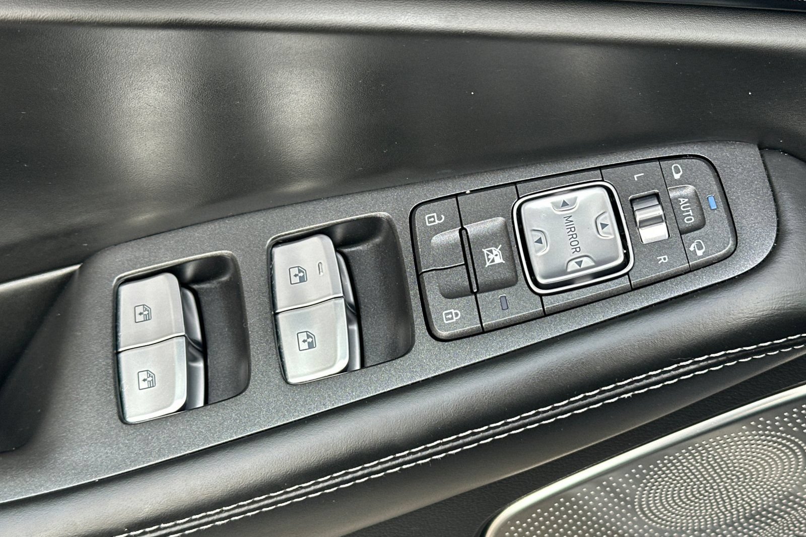 Used 2018 Genesis G90 5.0 Ultimate RWD image 12