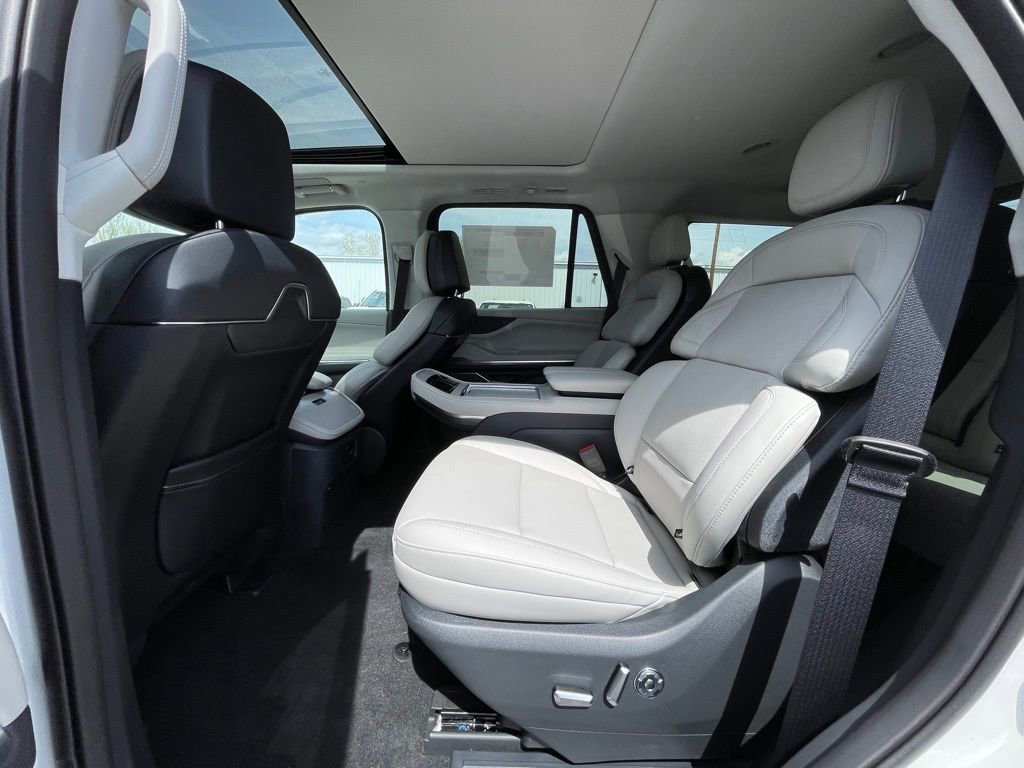 New 2025 Lincoln Navigator Reserve AWD/4WD image 17
