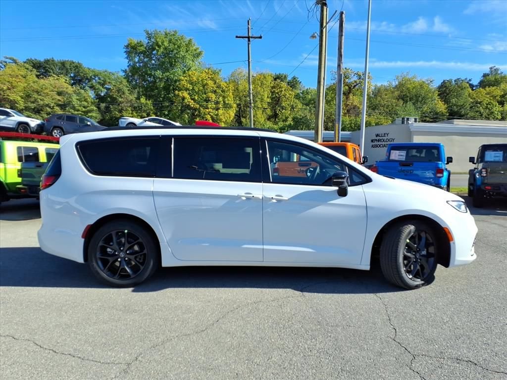 New 2026 Chrysler Pacifica Select w/ S Appearance Package FWD video 3