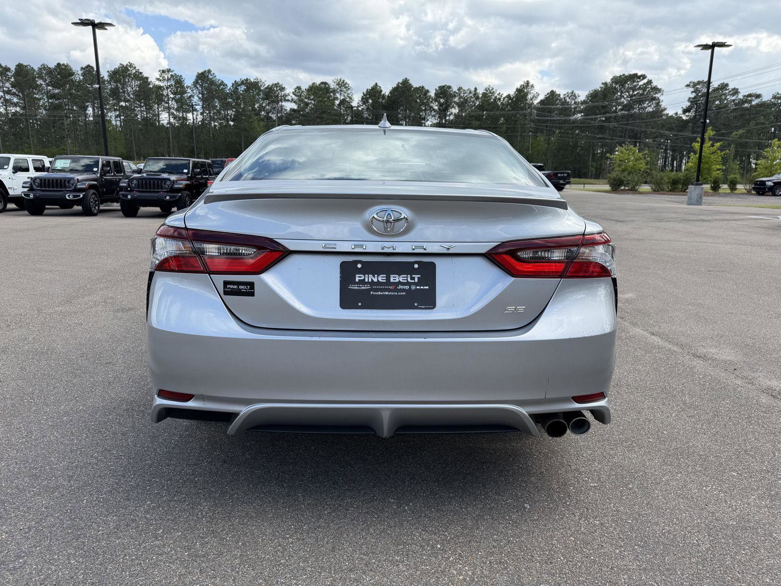 Used 2023 Toyota Camry SE w/ Convenience Package FWD image 4