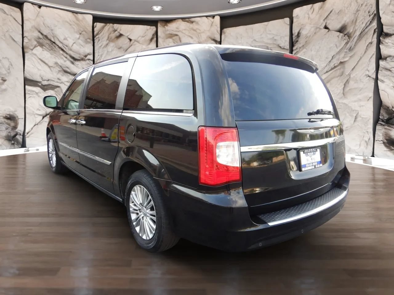 Used 2015 Chrysler Town & Country Touring-L w/ Driver Convenience Group FWD image 8
