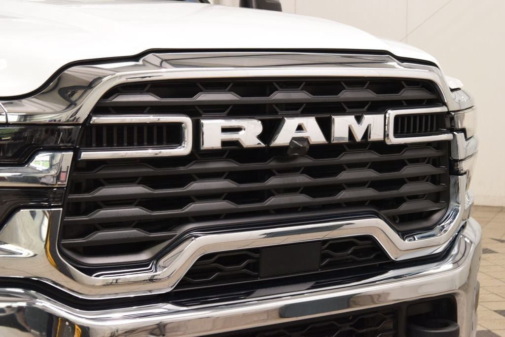 Used 2025 RAM 5500 4x4 Crew Cab image 5