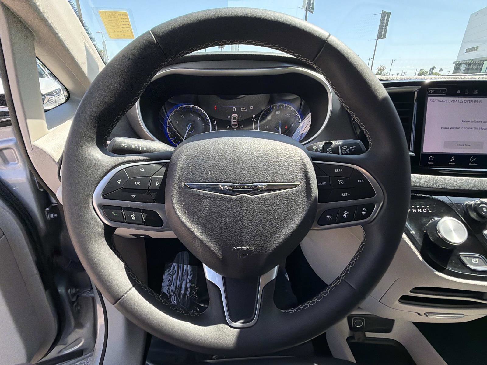 Used 2023 Chrysler Pacifica Touring-L FWD image 7