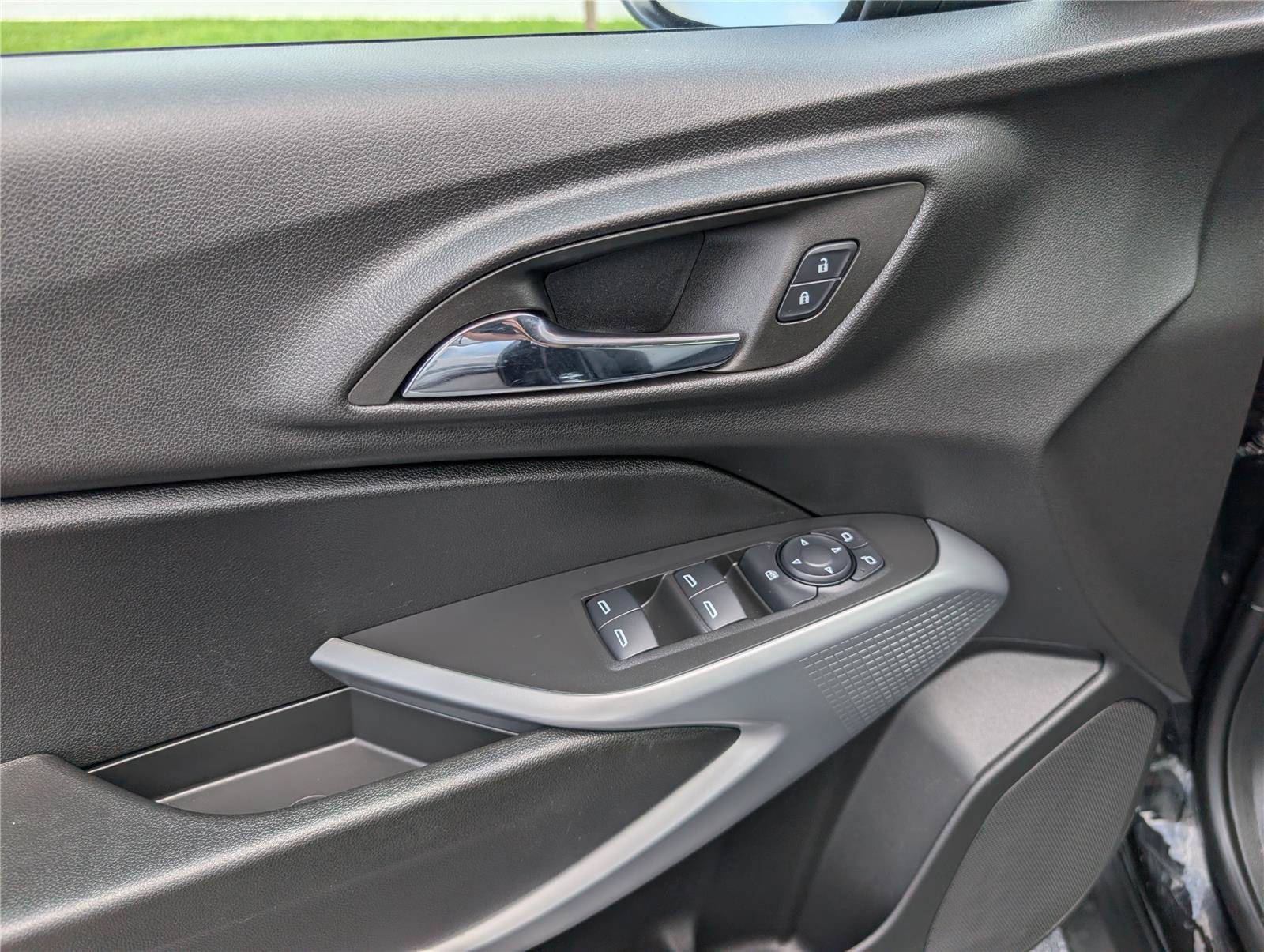 Used 2025 Chevrolet Trax LS FWD image 19