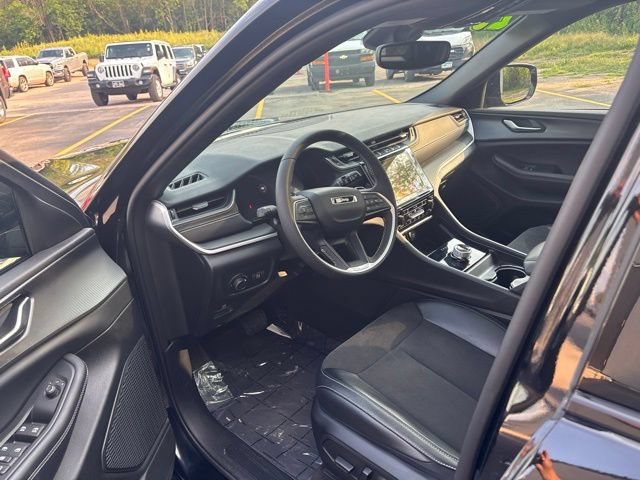 Used 2023 Jeep Grand Cherokee Altitude AWD/4WD image 14