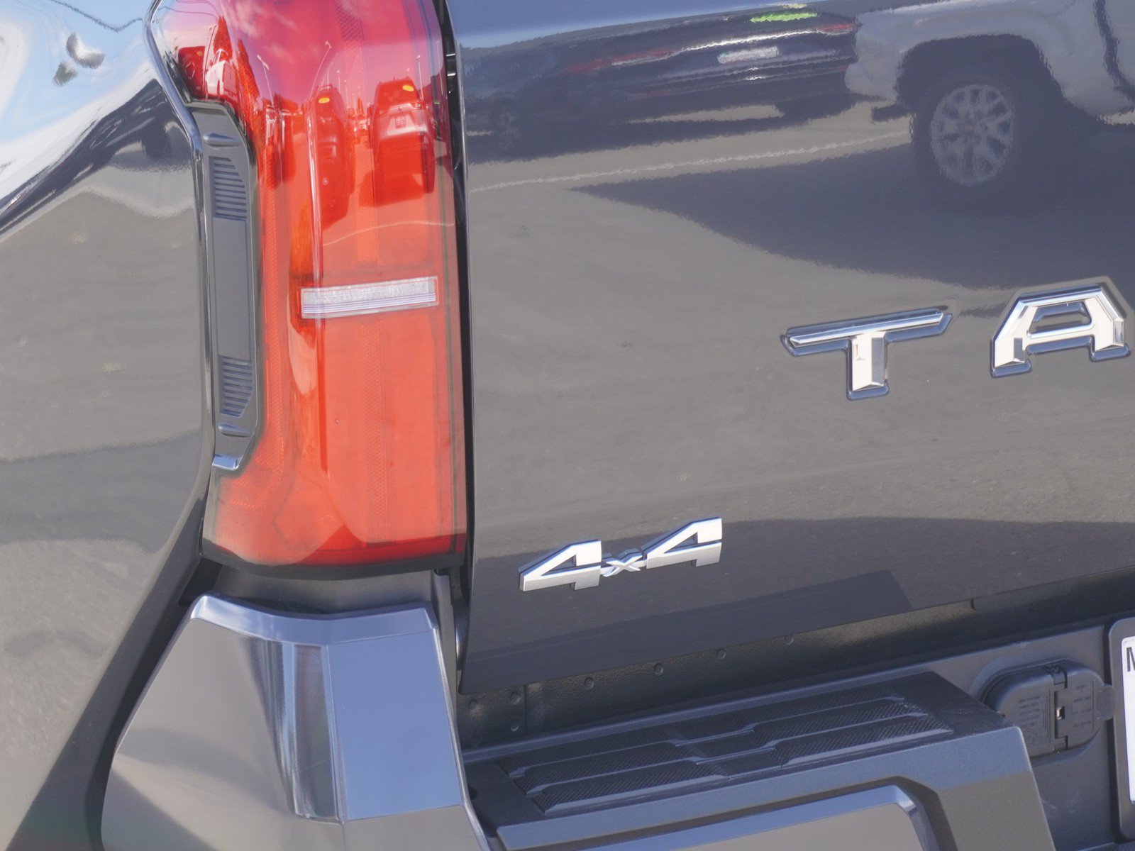 Used 2025 Toyota Tacoma SR5 AWD/4WD image 9