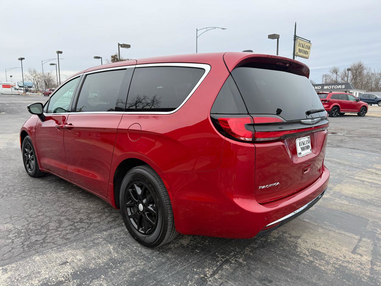 Used 2025 Chrysler Pacifica Select image 6