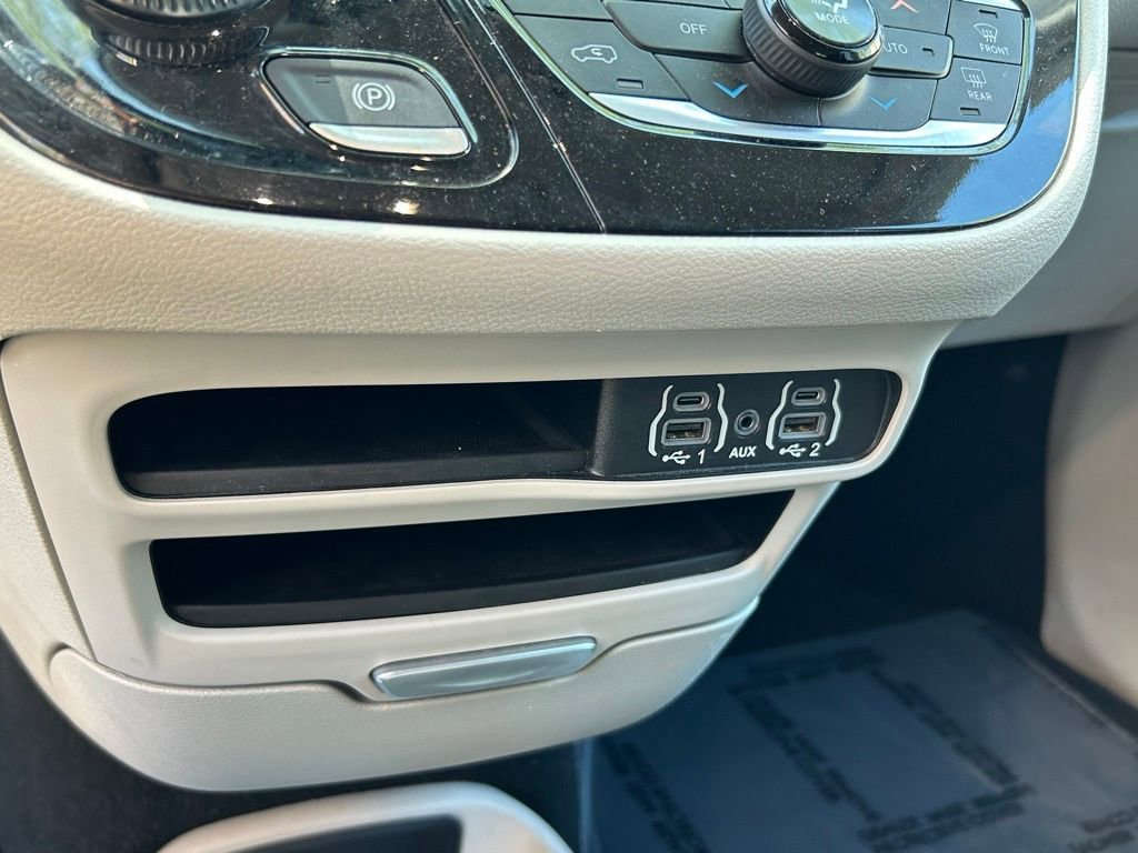 Used 2023 Chrysler Pacifica Touring-L image 22
