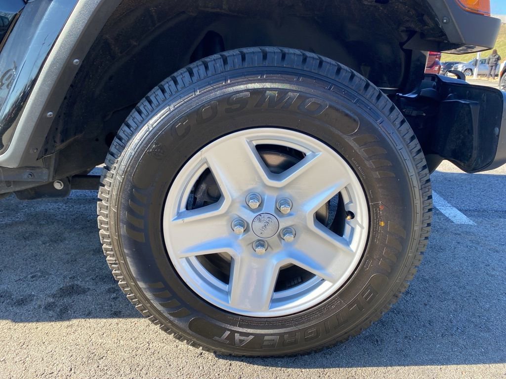 Used 2022 Jeep Gladiator Sport image 9