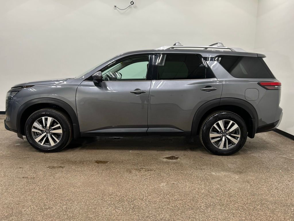 Used 2024 Nissan Pathfinder SL image 2