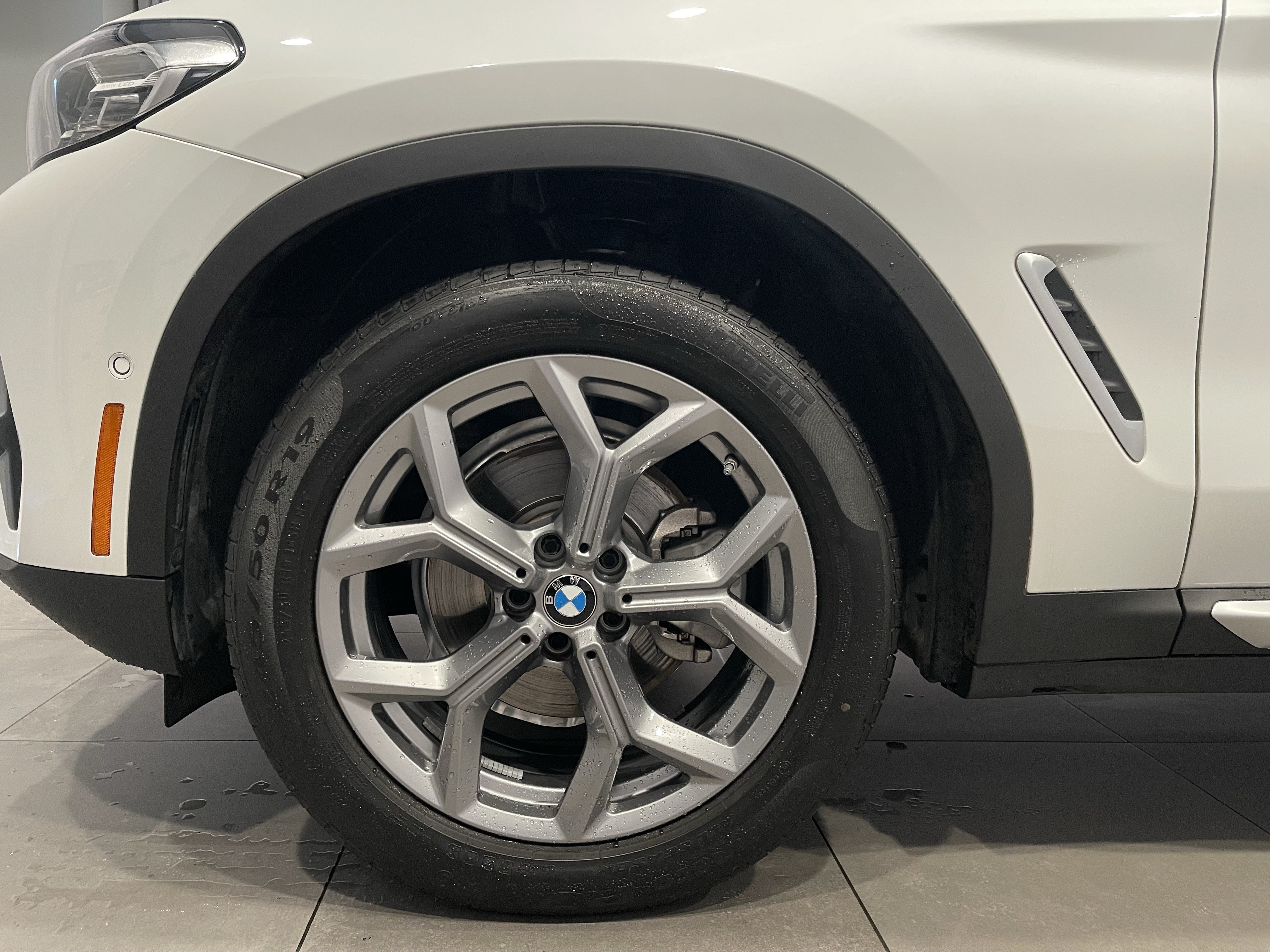 Used 2025 BMW X4 xDrive30i AWD/4WD image 7