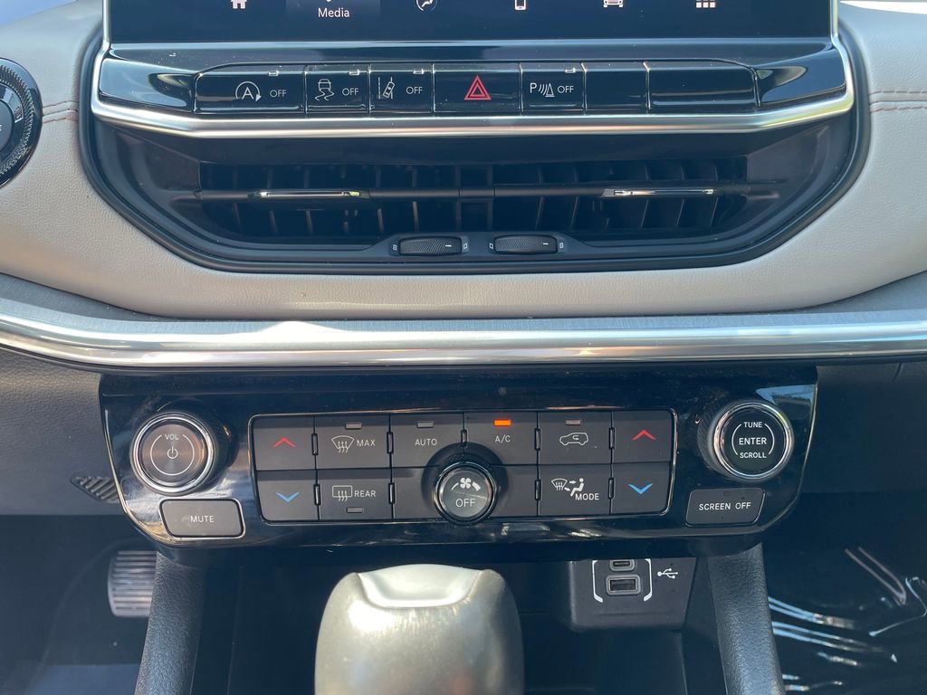 Used 2024 Jeep Compass Limited AWD/4WD image 17