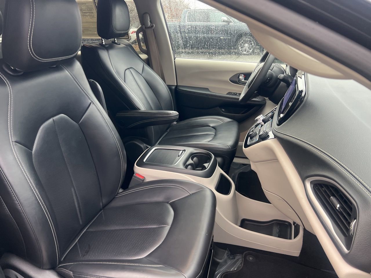 Used 2023 Chrysler Pacifica Touring-L FWD image 27
