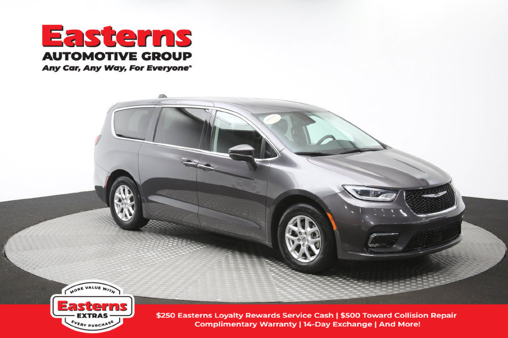 Used 2023 Chrysler Pacifica Touring-L FWD image 51