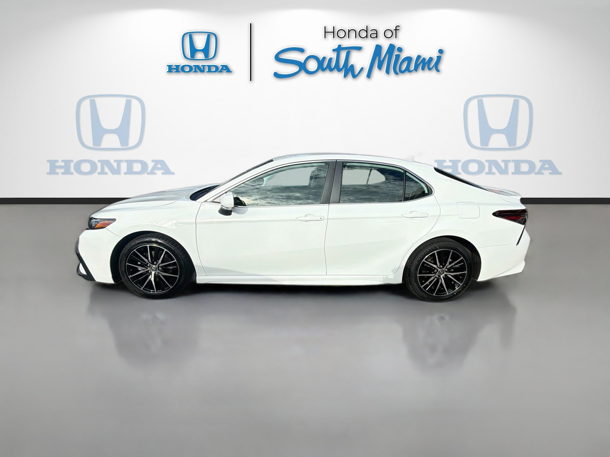 Used 2023 Toyota Camry SE FWD image 4
