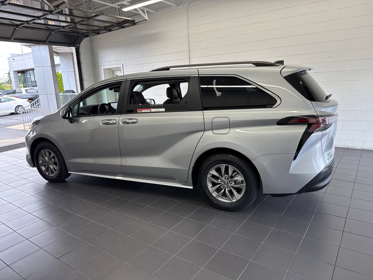 Certified 2025 Toyota Sienna XLE w/ XLE Plus Package AWD/4WD image 5