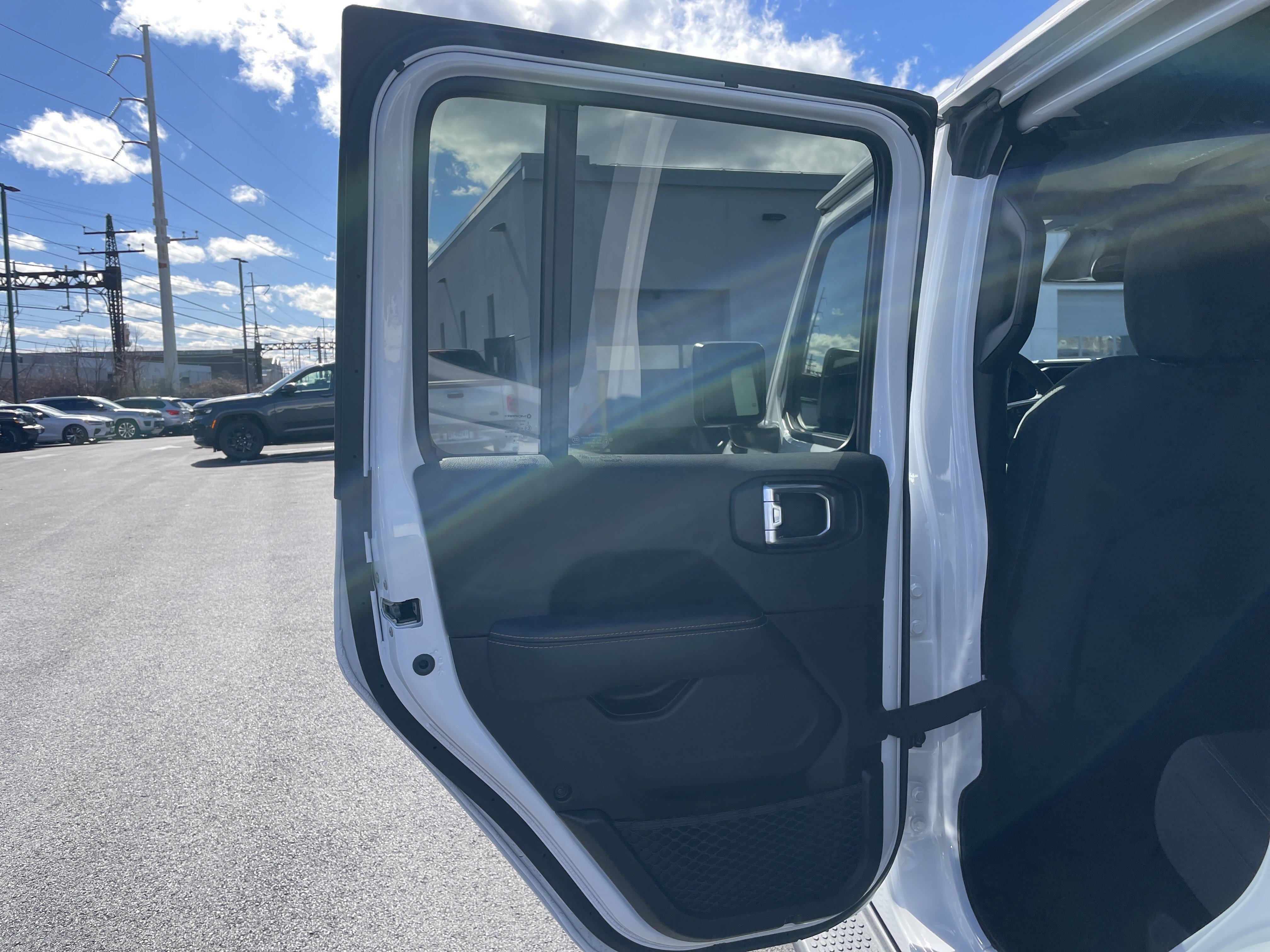 Used 2025 Jeep Wrangler Sahara image 23