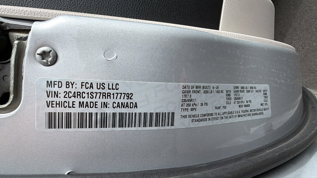 Used 2024 Chrysler Pacifica Limited FWD image 30