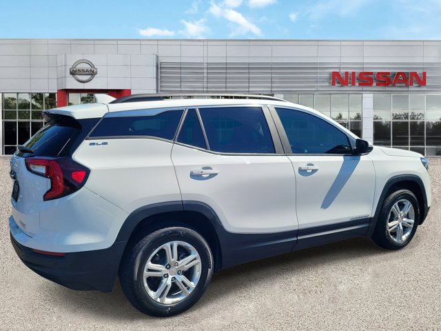 Used 2024 GMC Terrain SLE w/ Driver Convenience Package FWD image 2