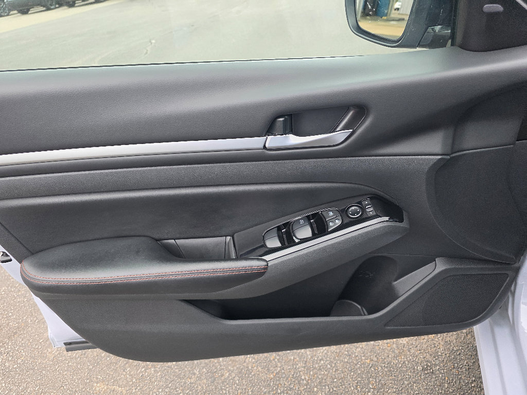 Used 2024 Nissan Altima 2.5 SR image 10