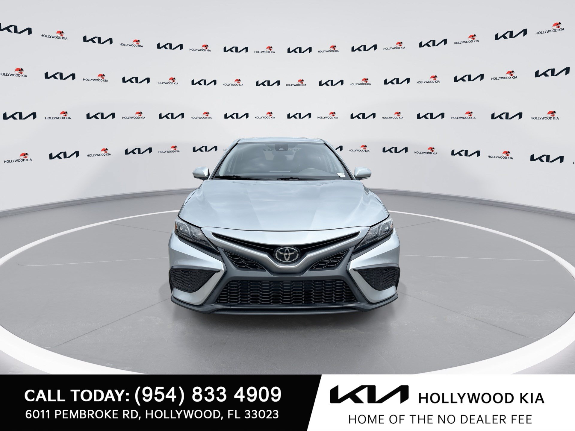 Used 2023 Toyota Camry SE FWD image 3