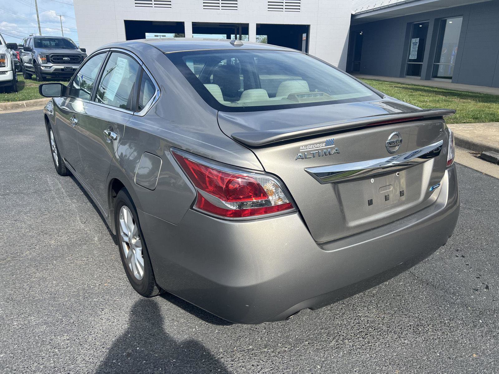 Used 2014 Nissan Altima 2.5 S w/ Sport Value Package FWD image 3