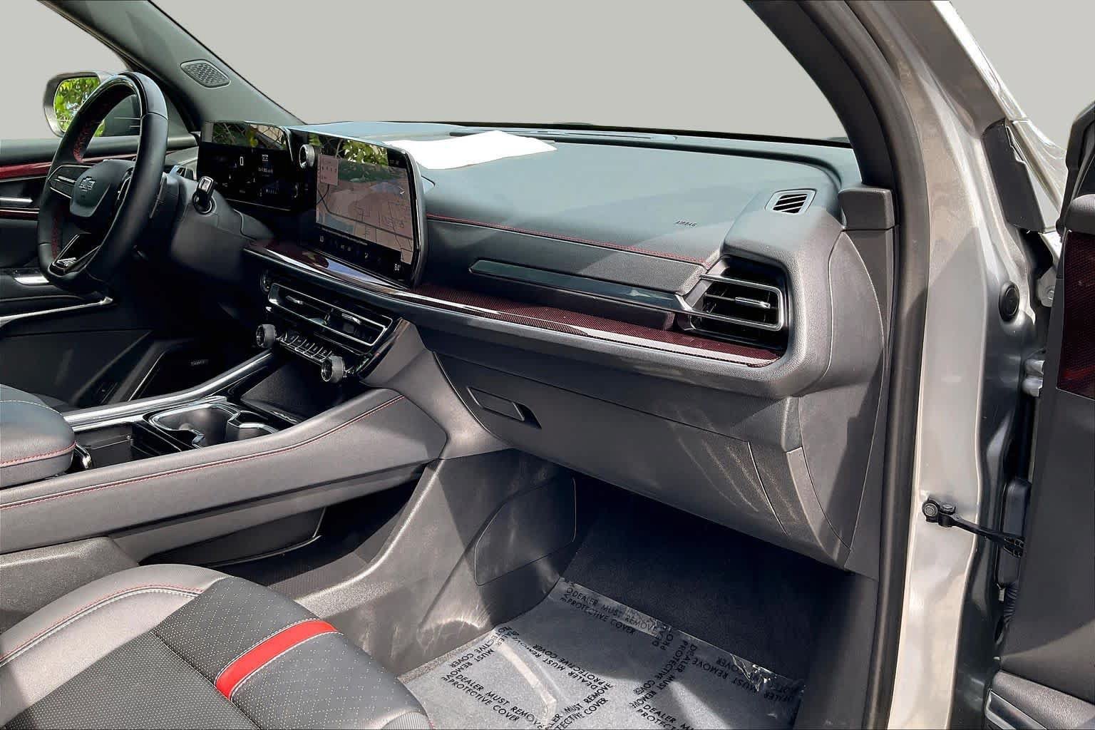 Used 2026 Chevrolet Traverse RS w/ LPO, Floor Liner Package AWD/4WD image 16