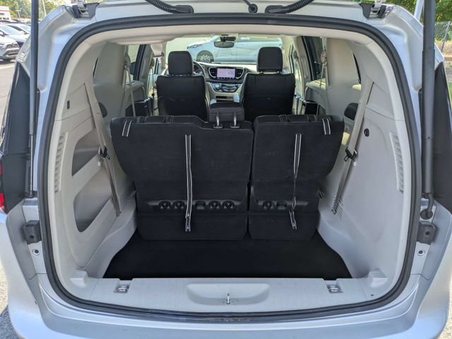 Used 2024 Chrysler Pacifica Touring-L FWD image 13