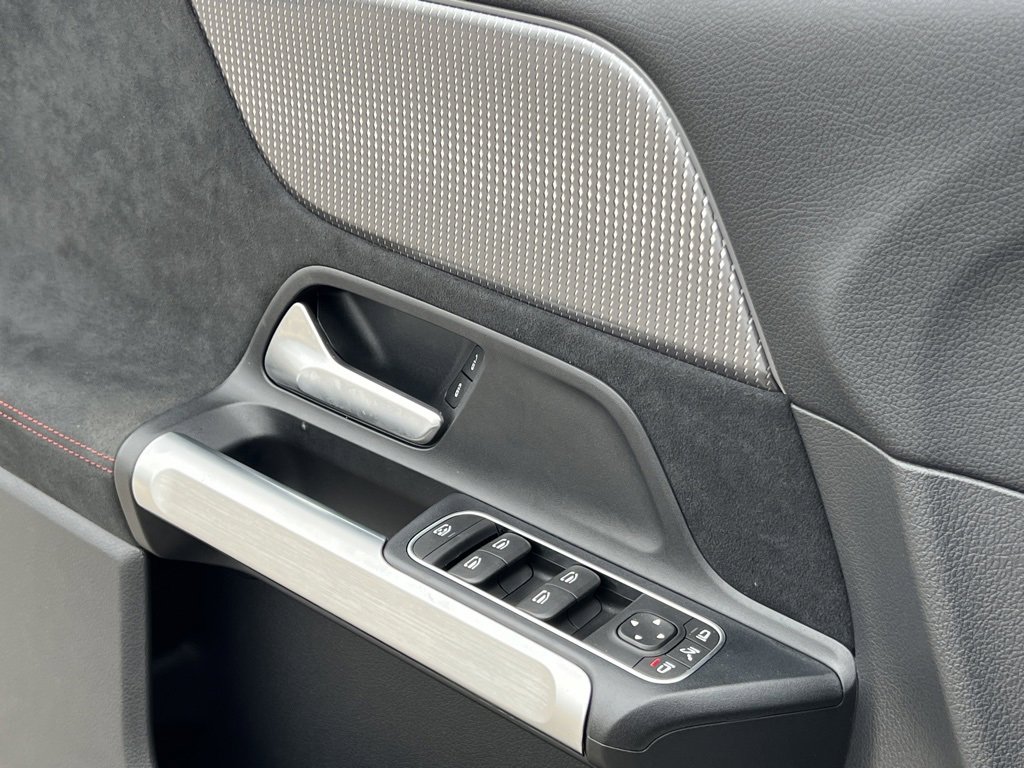 Used 2022 Mercedes-Benz EQB 300 4MATIC image 33