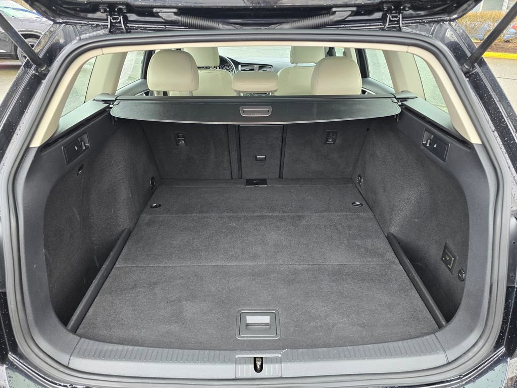 Used 2018 Volkswagen Golf SE image 14