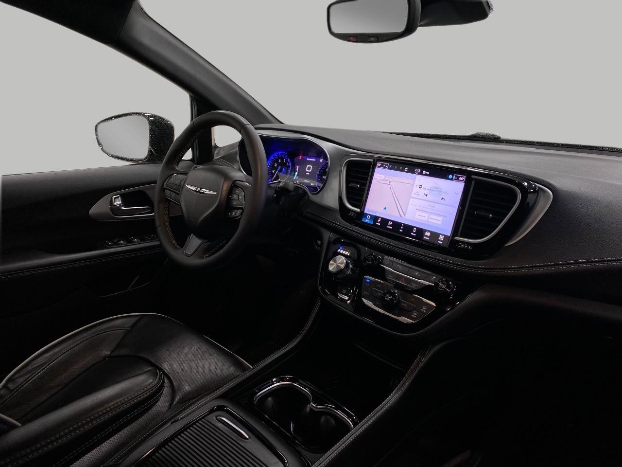 Used 2025 Chrysler Pacifica Limited FWD image 20