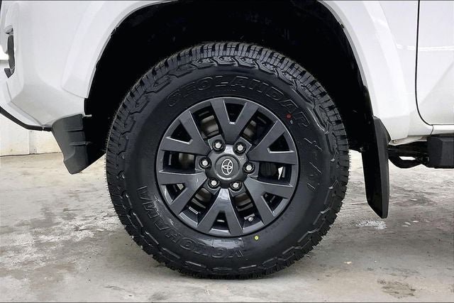 Used 2020 Toyota Tacoma SR5 AWD/4WD image 10