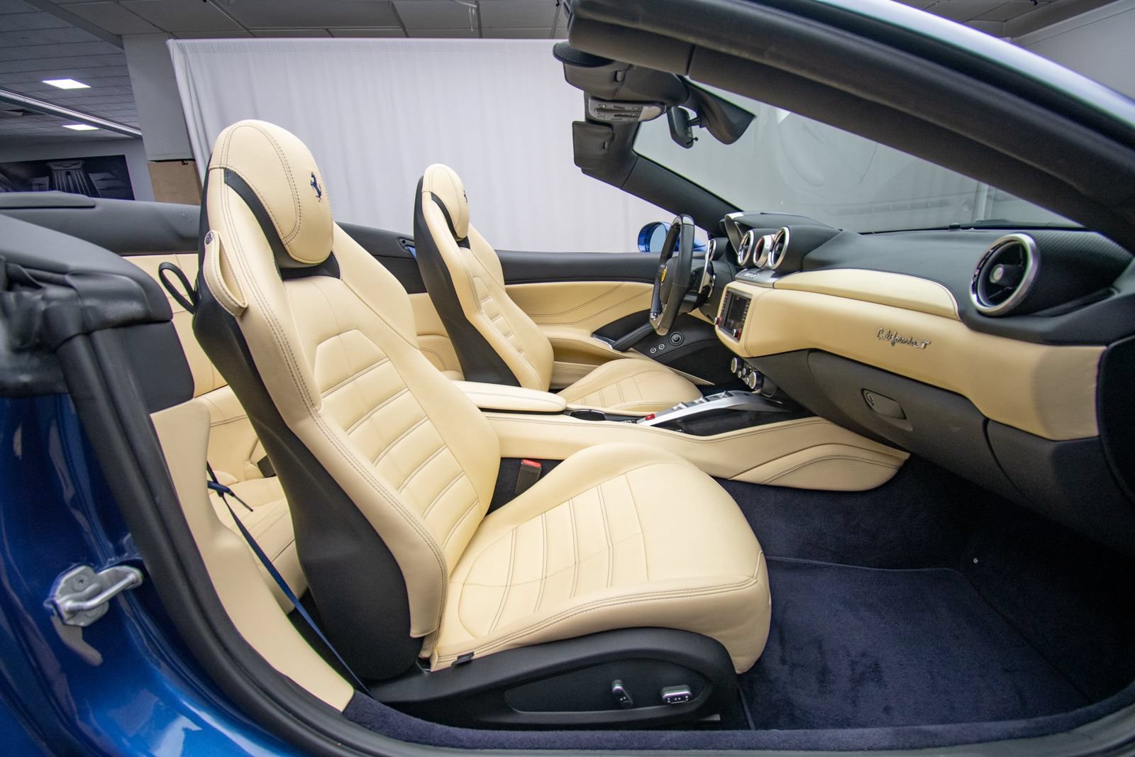 Used 2016 Ferrari California T RWD image 22