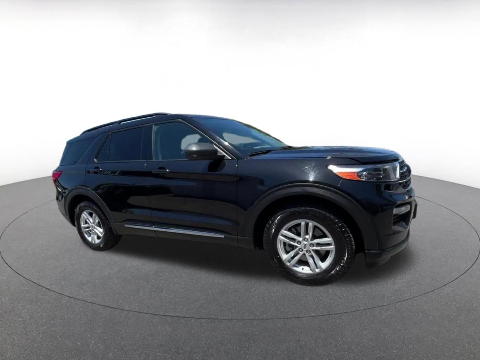 Used 2023 Ford Explorer XLT w/ Equipment Group 202A RWD image 2