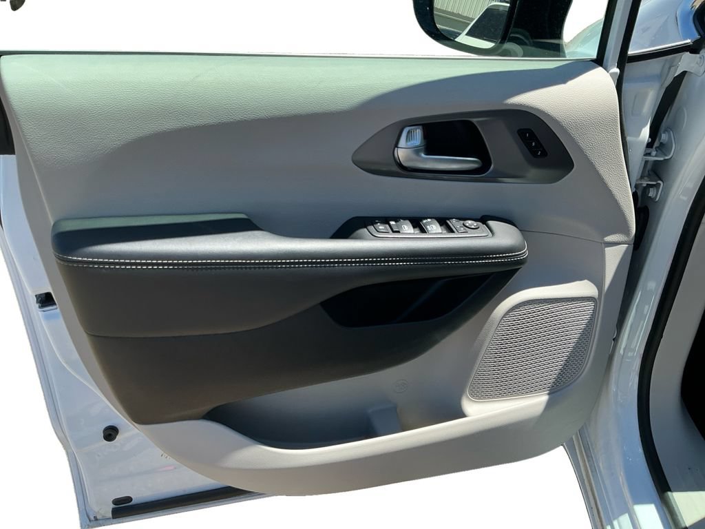 Used 2024 Chrysler Pacifica Touring-L FWD image 22