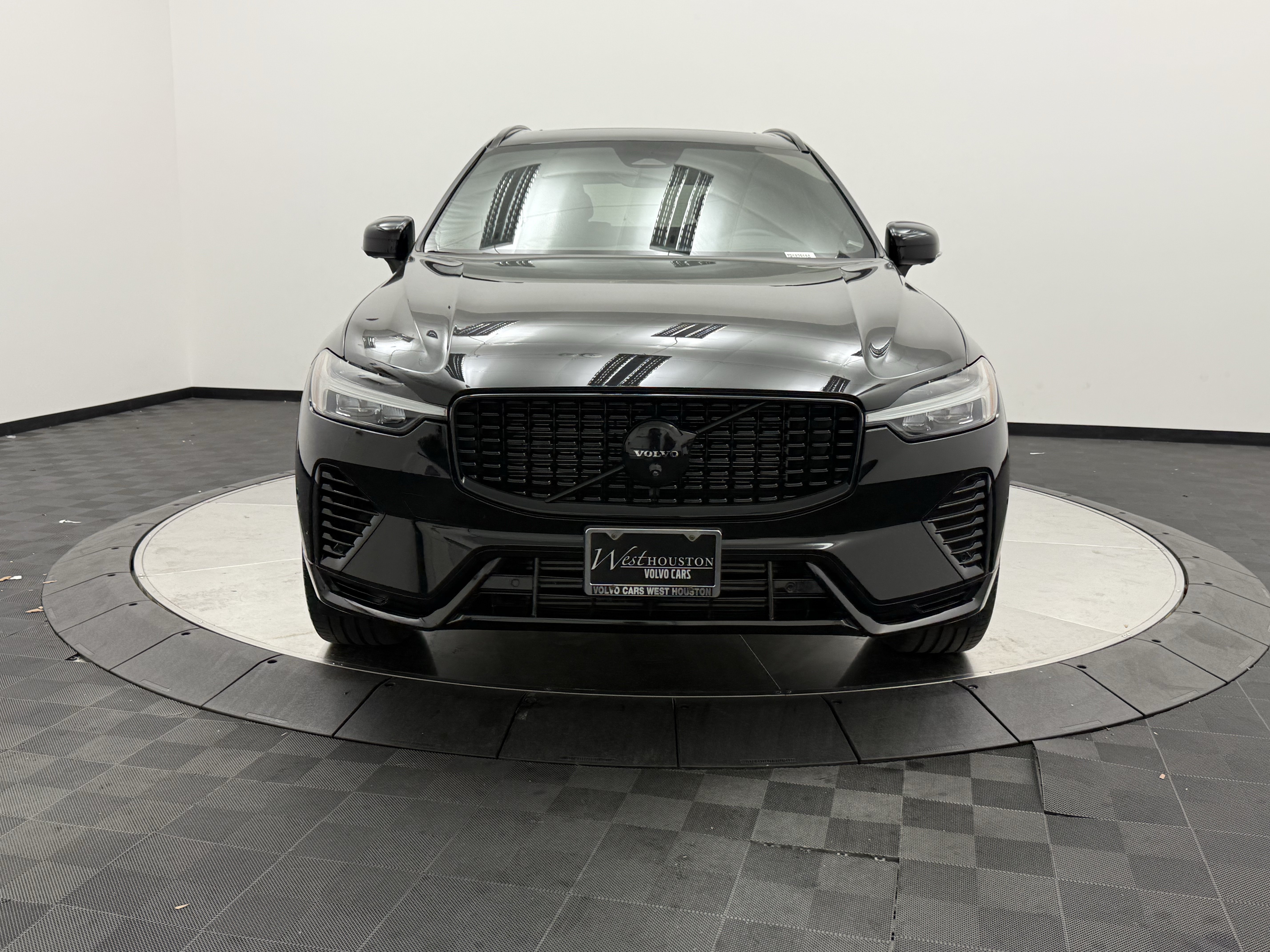 Certified 2024 Volvo XC60 T8 Ultimate w/ Protection Package Premier AWD/4WD image 2
