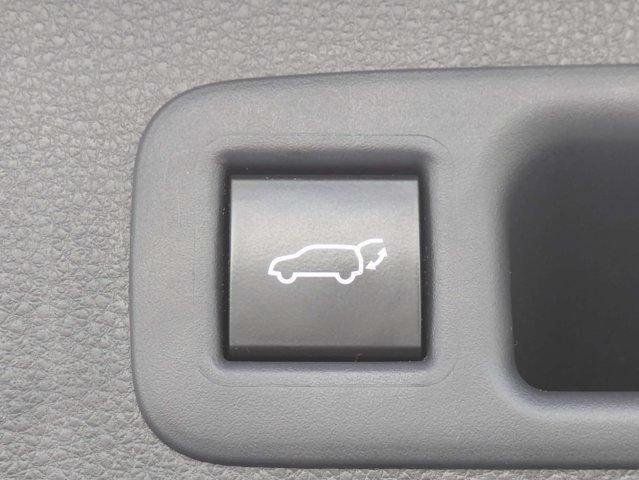 Used 2021 Toyota Highlander XLE AWD/4WD image 12