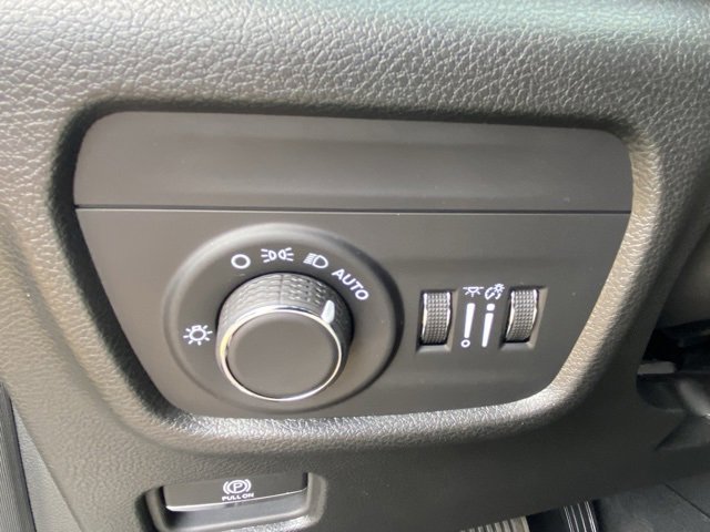 Used 2025 Jeep Grand Cherokee Laredo X w/ Luxury Tech Group I image 14