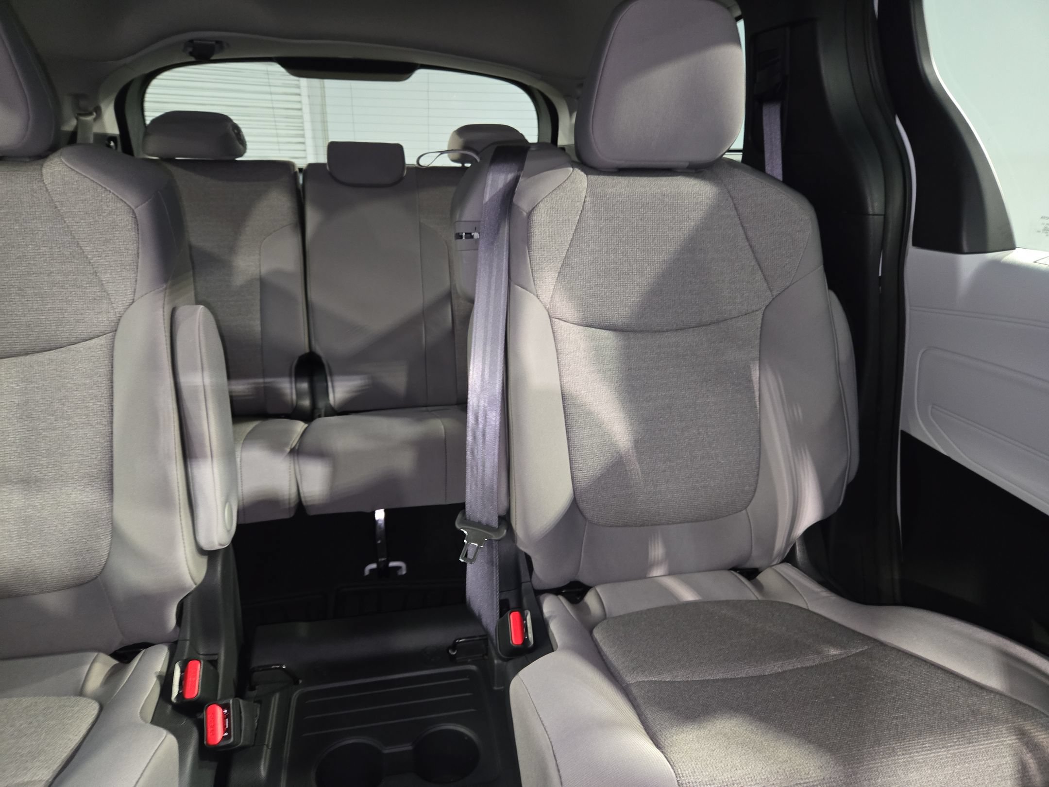 Used 2025 Toyota Sienna LE AWD/4WD image 14