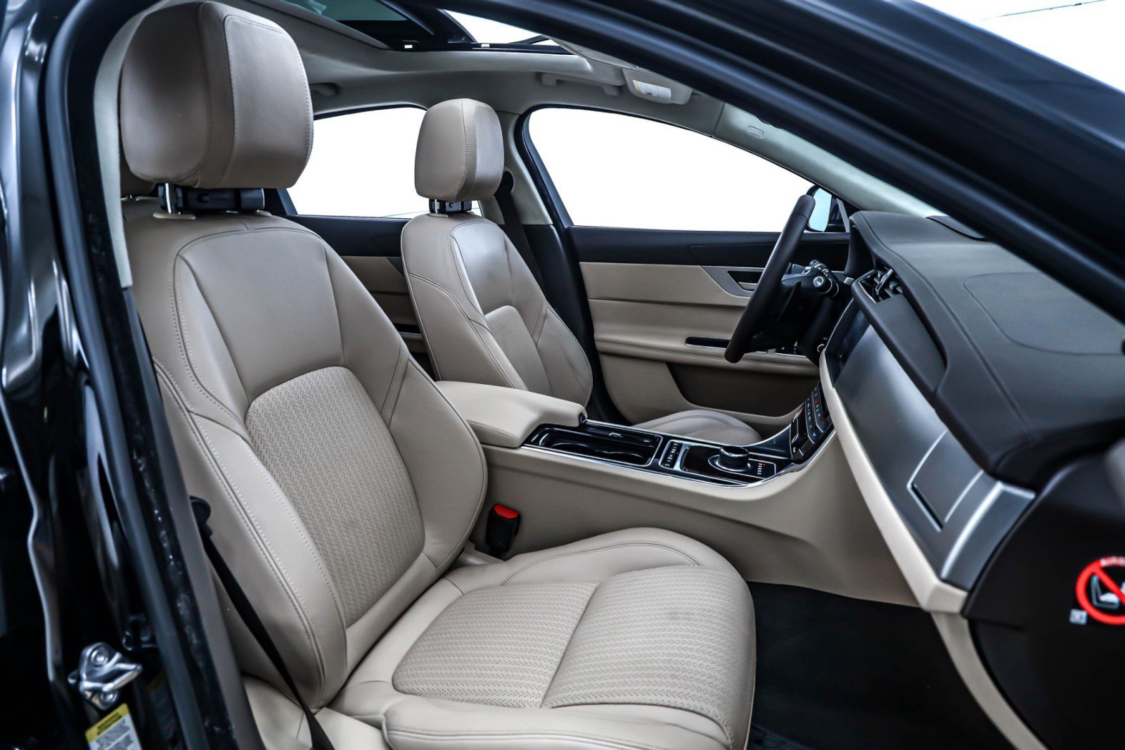 Used 2020 Jaguar XF Prestige image 6