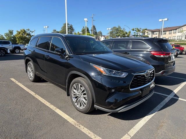 Used 2024 Toyota Highlander Platinum AWD/4WD image 1