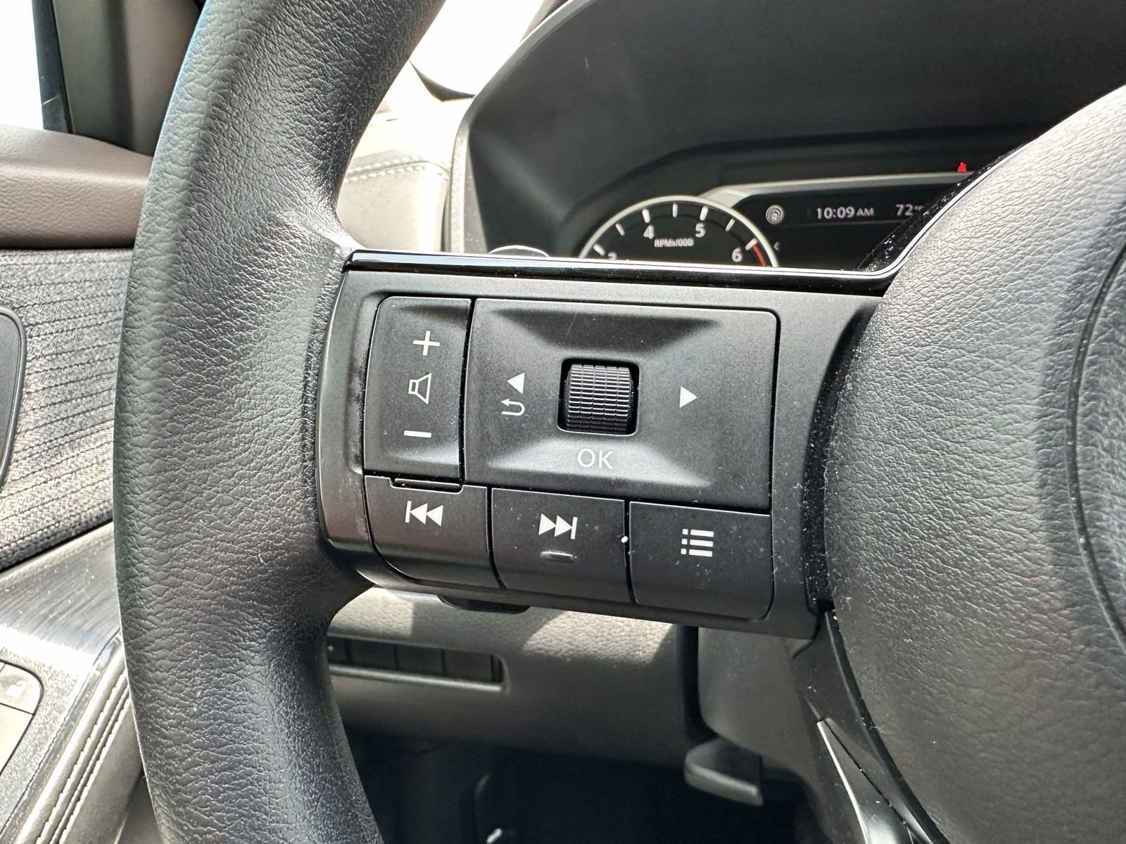 Used 2021 Nissan Rogue SV image 10