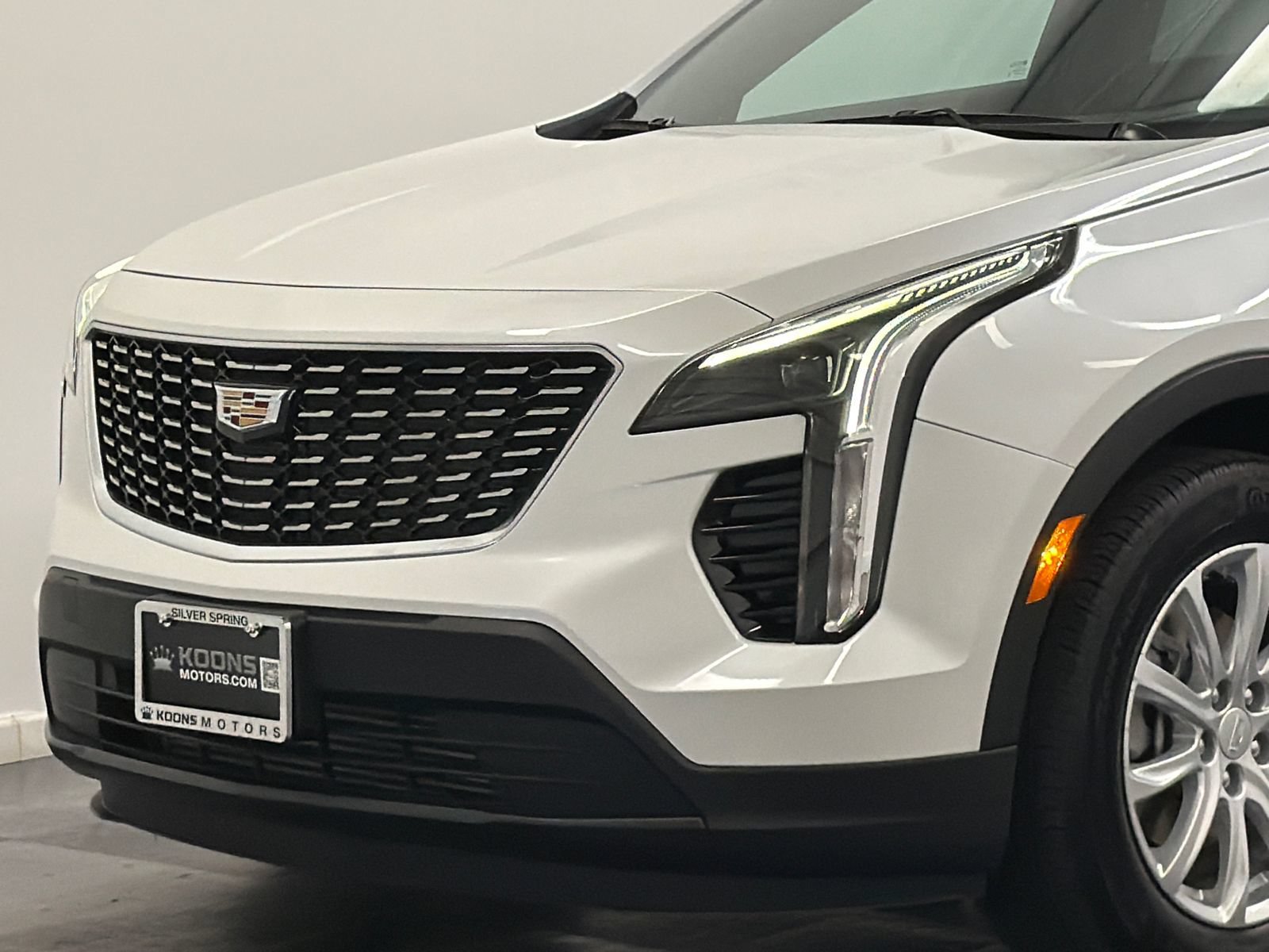 Used 2022 Cadillac XT4 Luxury w/ Cold Weather Package AWD/4WD image 2