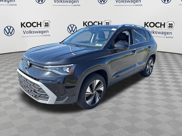 Used 2025 Volkswagen Taos SE AWD/4WD image 3