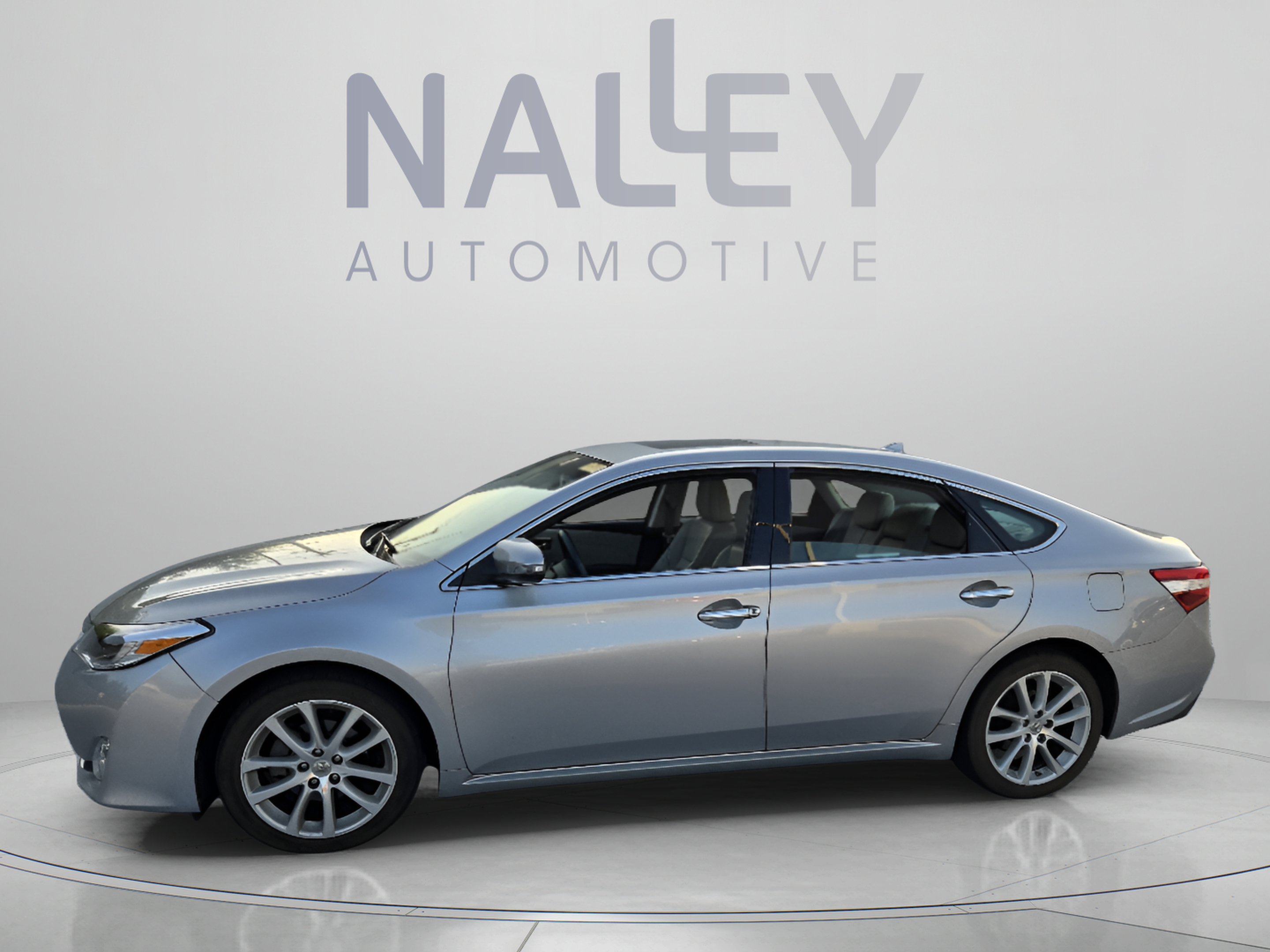 Used 2015 Toyota Avalon Limited FWD image 2
