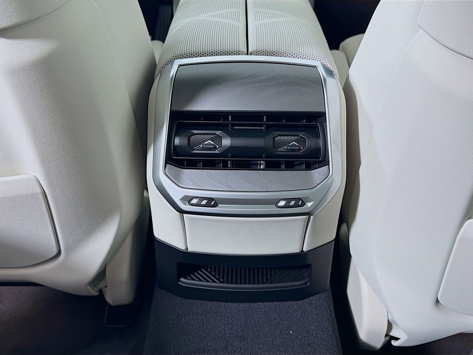 New 2026 BMW i7 xDrive60 w/ Executive Package image 28