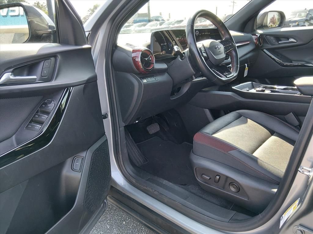 Used 2025 Chevrolet Equinox RS w/ Safety and Technology Package FWD image 14